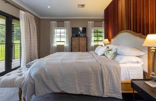 Bald Knob House | NEW Idyllic Hinterland Lake House in Maleny