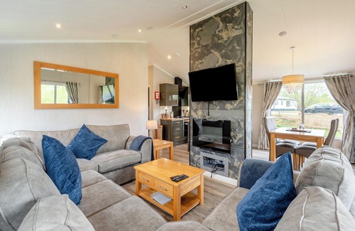 Woodhall Spa Ski Chalet | New in 2018. Modern and luxurious lodge with lakeside view.