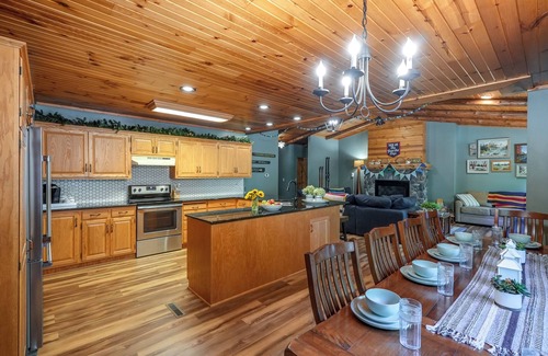 Dover Cabin | NEW *Indoor Pool* | Game Rm, Private Log Cabin - Fun for All Ages 4b/3b sleep 14