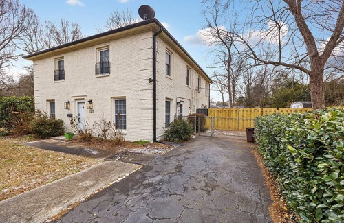 Charlotte House | New! Introductory Rate! Walking Distance to Restaurants, Bars, Shops, Cafes, etc