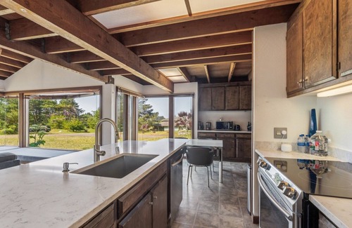Manchester Cottage | NEW! Irish Beach Gem Scenic Views & BBQ Yard