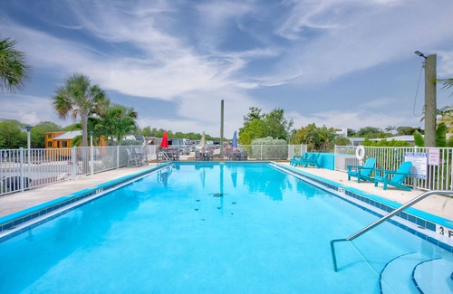 Marathon Cabin | New Keys Cabins. Family sized cabins with full kitchens,