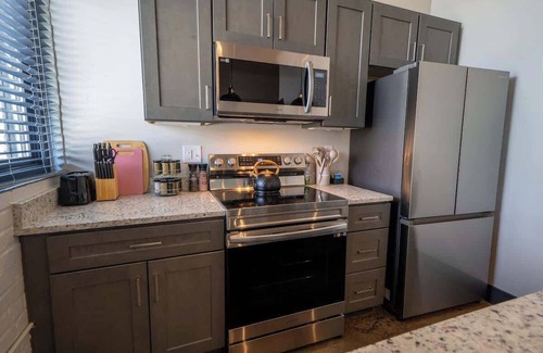 Buchanan Apartment | New King Bed Apartment: Brewery| River| Downtown