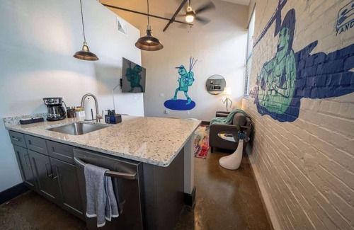 Buchanan Apartment | New King Bed Apartment: Brewery| River| Downtown