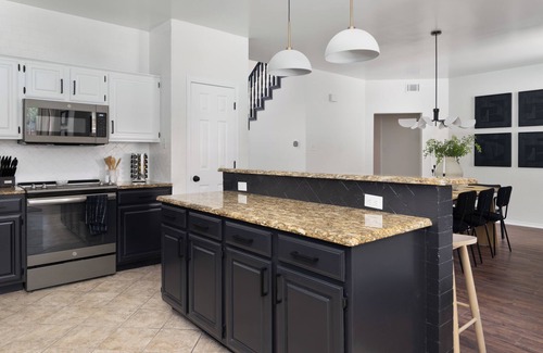 Flower Mound House | NEW King Bed Citrus Serene on Flower Mound