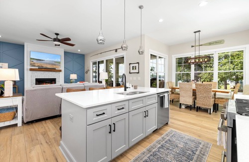 Eatons Crossing House | New! Lakefront 4BR, Kayaks, Paddleboards, Games