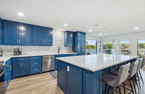 Carolyn Estates House | New Lakefront House on Calm Cove- Big Groups & Families + Kayaks & SUPs 🐶☀️