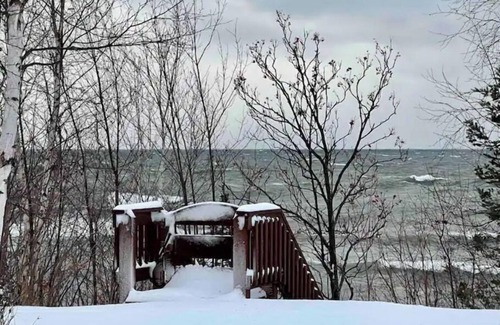Laurium House | New Lakefront Retreat with Spectacular Views