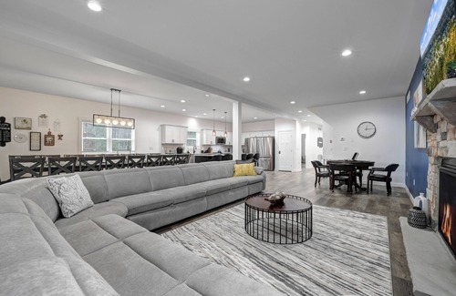 Lake Harmony House | New Lakeview Gateway Lake Access, Hot tub, EV Charger, Fire Pits, 10+ Parkings