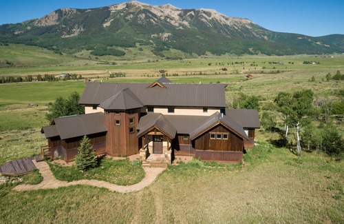 Crested Butte South House | New Large 4 Bedroom 4 Bath w/ Game room on 15 Acres - Amazing Mountain Views
