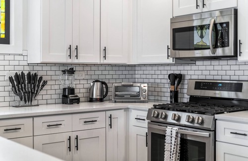 Belmont Cragin House | NEW! Large/Beautiful Home with 6BDS/4BTHS + Garage!