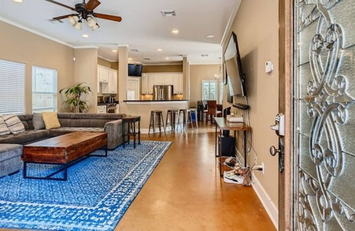 Shady Acres House | New Listing! 2 Bed 2 Bath Home Mins to DT Houston/Medical Disctrict