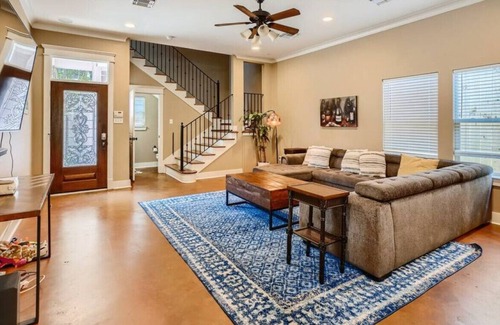 Shady Acres House | New Listing! 2 Bed 2 Bath Home Mins to DT Houston/Medical Disctrict