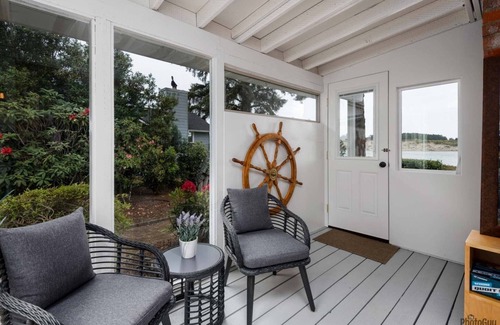 Florence House | *New Listing* Beautiful Riverfront Cottage, Newly Remodeled with Amazing Views, BBQ, Close to Town.