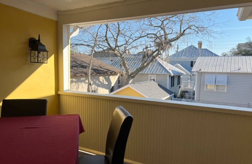 Downtown Historic District Apartment | New listing. Charming apartment with pool, free parking, located in downtown.