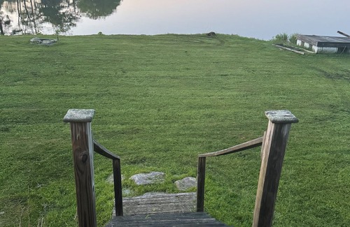 Orrington House | New listing. Charming 3-bedroom lake house in Orrington WiFi, Hot tub, and Sauna