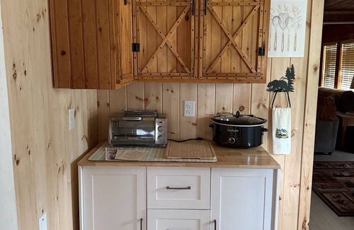 Lenoir Cabin | New listing Cozy 2-bedroom/2-bath cabin in serene Happy Valley near Blowing Rock