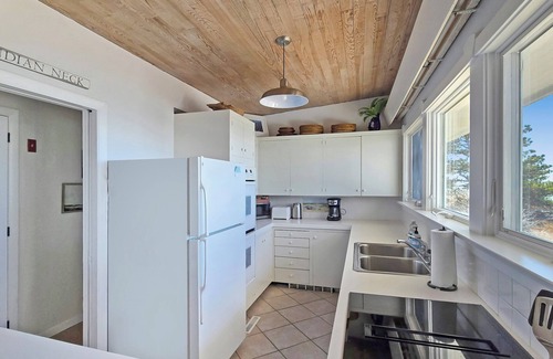 Indian Neck Heights House | NEW LISTING! Indian Neck Waterfront 4BD-Amazing Water Views, Direct Beach Access, Central A/C