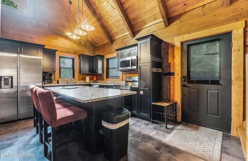 Gatlinburg - Pigeon Forge Cabin | New Listing! Modern Timber View Cabin nestled between Gatlinburg & Pigeon Forge.