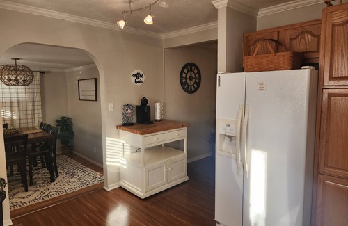 Olney House | New listing! Private 3 bedroom 2 bath home with BEAUTIFUL sunroom!