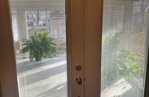 Olney House | New listing! Private 3 bedroom 2 bath home with BEAUTIFUL sunroom!