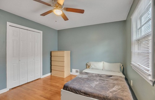 Jefferson Manor House | NEW LISTING! SFH,Location,Parking, Metro,WiFi,Kitchen,Laundry by RedAwning