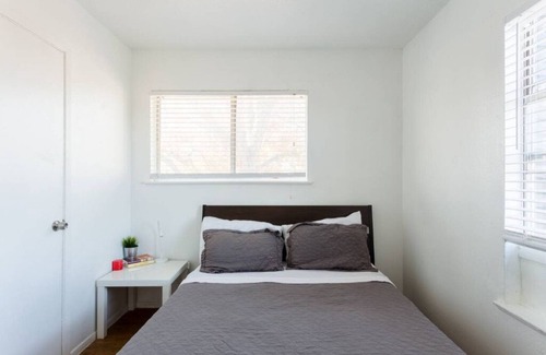 Johnston Terrace House | New Listing! Simple and comfortable 2 bdrm near downtown/ AUS