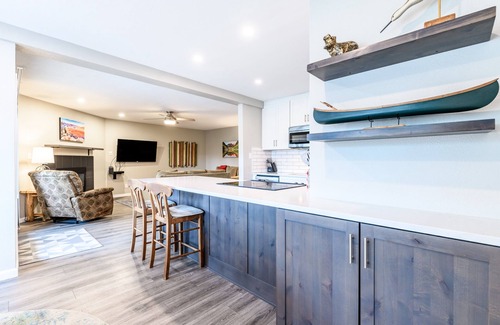 Four O'Clock Condo | New Listing! Updated Condo; Walk to town, Slopes or Hiking