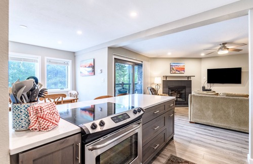 Four O'Clock Condo | New Listing! Updated Condo; Walk to town, Slopes or Hiking