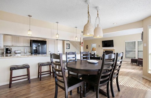Hitchcock House | New Listing! Waterfront Home on Tiki Island, Only 5 Miles to Galveston-Tiki Retreat
