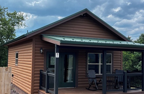 Stanley Cabin | NEW Log Cabin #2 LURAY Cozy Couples Hot Tub Stone Fireplace Mtn View Shenan Park