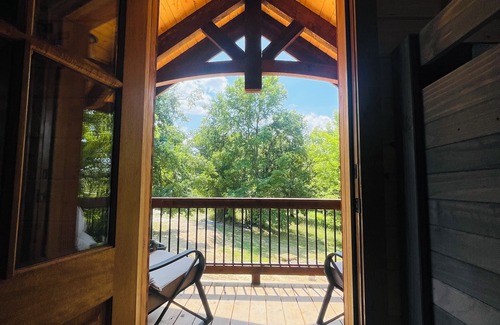 Broken Bow Cabin | New Log Cabin on 70 acres! Lake, kayaks, pool table, arcades, cascading hot tub!