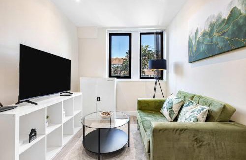Sutton Apartment | New London Cheam Village 1 Bed - Perfect for Long Stays - With Parking