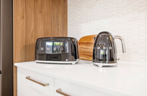 Victoria Park House | New Luxe Retreat in a Prime Location. Step Free.