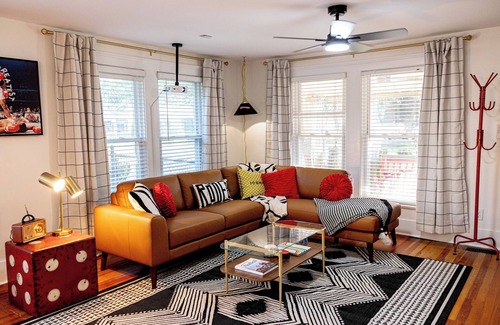 Southwest Raleigh House | NEW Luxe Retro Sports Retreat~Walk to Stadiums