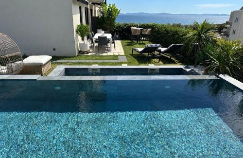 Znjan Apartment | New LUXURY apartment with sea view and PRIVATE heated pool, 50m from the beach