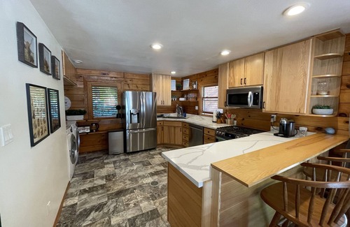 May Creek Cabin | NEW! Luxury beautiful cabin with New Hot tub and🏔