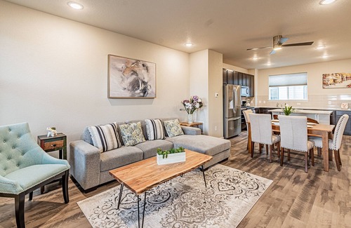 Eiber House | New LUXURY condo on lightrail line to downtown