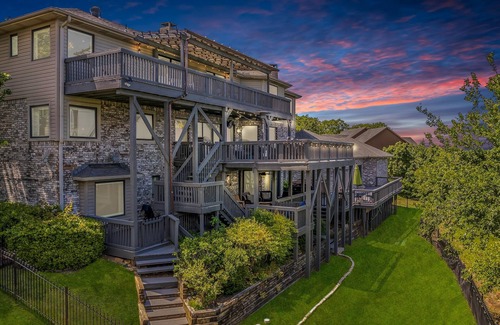 Pottsboro Villa | New! Luxury Gateway w/Home Theater & Decks!