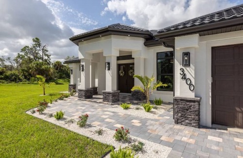 North Port House | New Luxury Home! Cozy & clean w/Pool & Gym