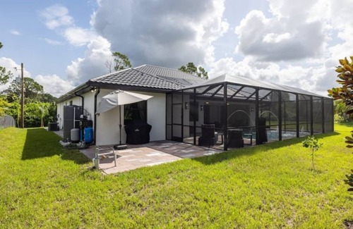 North Port House | New Luxury Home! Cozy & clean w/Pool & Gym