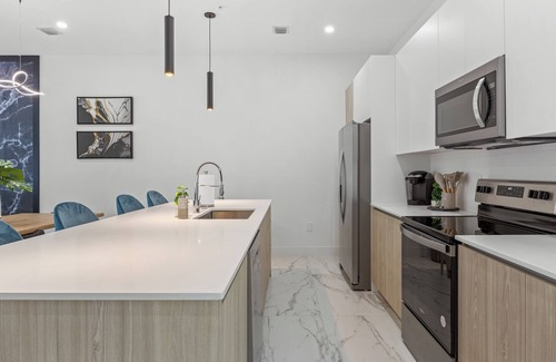 Oakland Park House | New Luxury Home with Hot Tub & Game Room in Ft. Lauderdale - 10 min to Beach