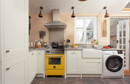 Mousehole Cottage | *NEW* Luxury Mousehole Cottage with Courtyard & Close to Beach