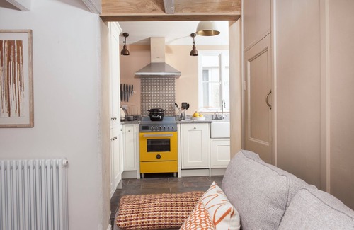 Mousehole Cottage | *NEW* Luxury Mousehole Cottage with Courtyard & Close to Beach