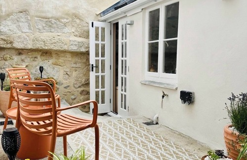 Mousehole Cottage | *NEW* Luxury Mousehole Cottage with Courtyard & Close to Beach