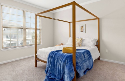 Medina Valley House | NEW Luxury Townhome w/ Pool & Gym