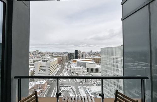 Quartier des Spectacles Apartment | New Luxury Unit in Heart of MTL 810 | Metro access