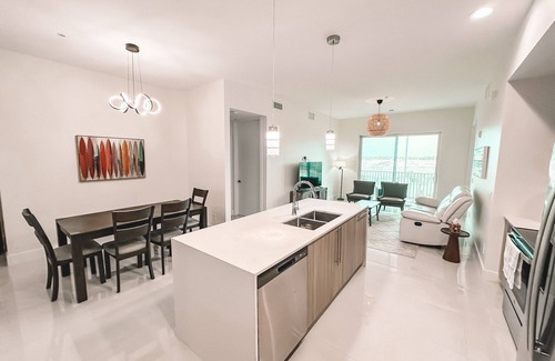 Iona Condo | NEW Majestic Palms Condo 2/2 Penthouse, 4 miles to FMBeach, Heated Pool, Hot tub