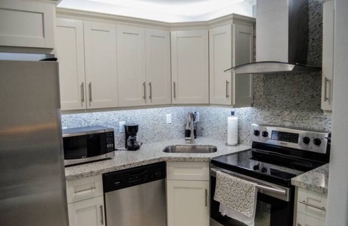 Cutler Bay House | New Miami Townhouse On Lake For Families SU 3Bd, 1Bth, 5 Per