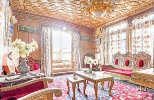 Dal Lake Hotel | New Minar Group of houseboats